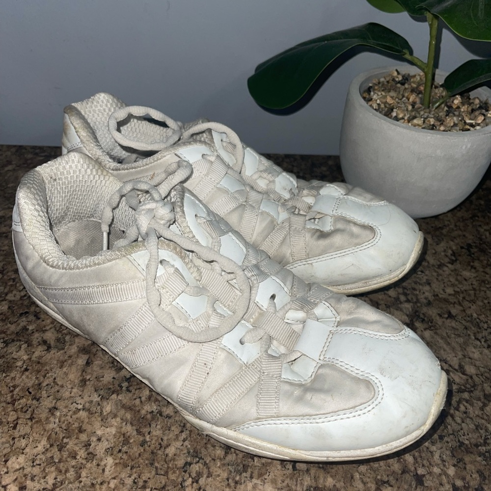Cheer shoes